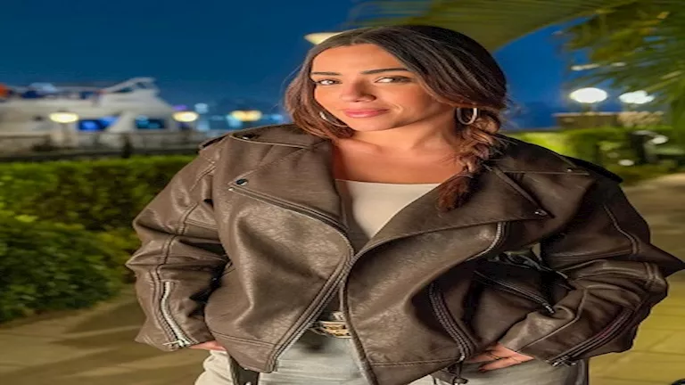 إطلالة كاجوال أنيقة للفنانة أية سليم بالجمبسوت الأسود