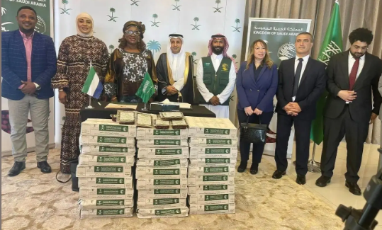 مركز الملك سلمان للإغاثة يسلِّم 25 طنًّا من التمور هدية المملكة لـ«سيراليون»
