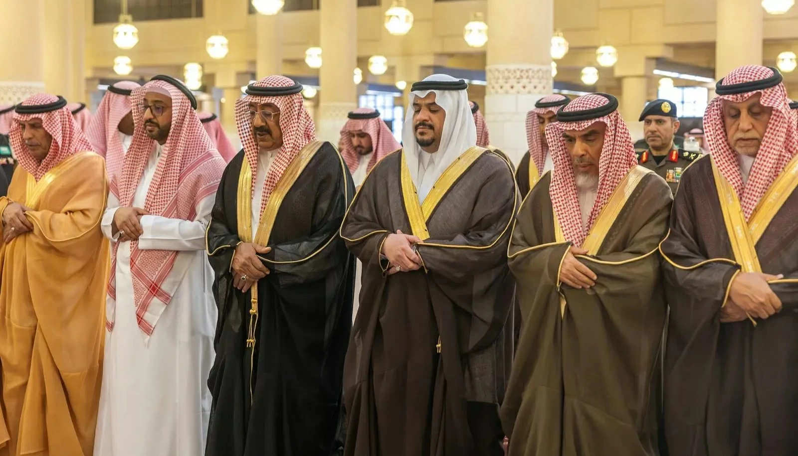 نائب أمير الرياض يؤدي صلاة الميت على سارة بنت عبد المحسن