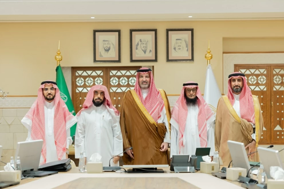 الأمير فيصل بن سلمان يستقبل عدداً من أفراد أسرة المؤرخ بن لعبون