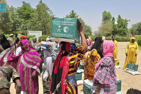 سلمان للإغاثة يوزّع (200) سلة غذائية في جمهورية مالي