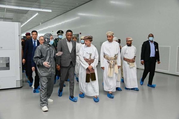 الرئيس البوتسواني يزور ميناء صحار والمنطقة الحرة