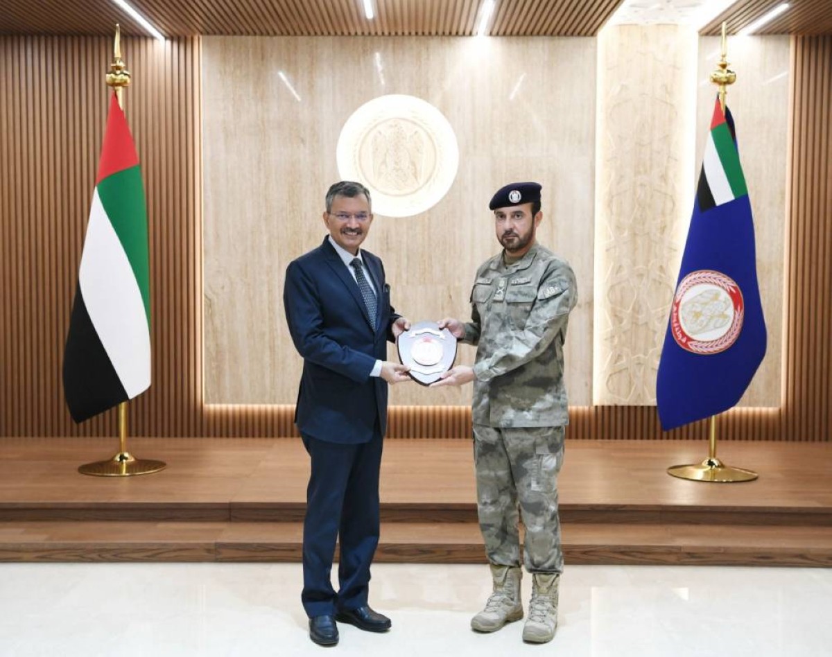 قائد شرطة أبوظبي يبحث وسفير الهند تعزيز التعاون