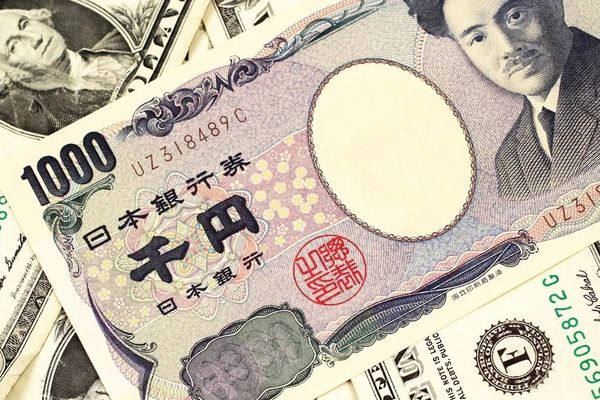 تراجع الدولار والين يحافظ على مكاسبه بدعم من ارتفاع الأسهم اليابانية