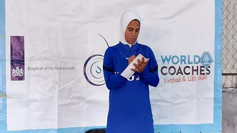 صعيدية ورفض لـ20 عاما.. حكاية فايزة حيدر أول مصرية تدرب فريق رجال