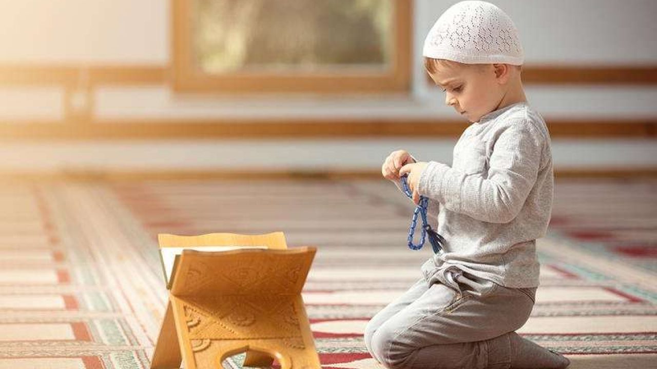 الأزهر للفتوى: اصطحاب الأطفال إلى المسجد لتعويدهم على أداء الصلاة أمر مستحب