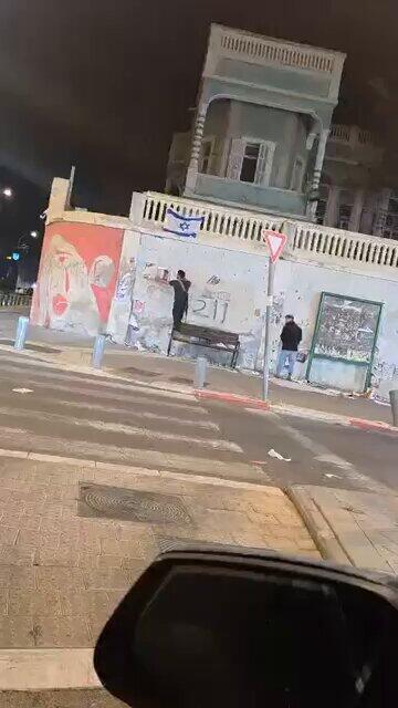 مسلحون يمزقون صور ضحايا غزة في يافا