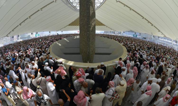 بث مباشر .. حجاج بيت الله يرمون جمرة العقبة الكبرى بعد أدائهم صلاة العيد