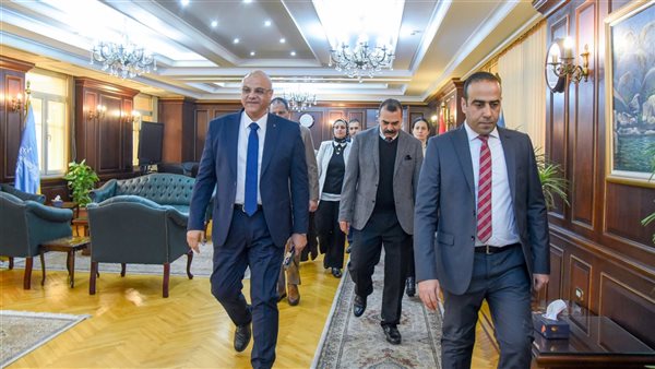 أيمن عطية يصل مكتبه عقب أداء اليمين الدستورية ويباشر مهام عمله محافظًا للإسكندرية