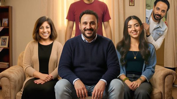 أكرم حسني يعاني بعد الخروج من الخدمة في الحلقة الأولى من "فات المعاش"