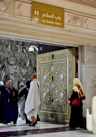 باب السلام في المسجد الحرام.. هندسة معمارية حديثة تخدم انسيابية حركة المعتمرين