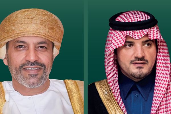 عبدالعزيز بن سعود يستعرض هاتفياً مع وزير الداخلية العماني التطورات في المنطقة