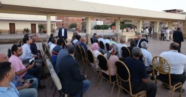 وزير النقل يجتمع بمسئولى السكة الحديد على رصيف محطة "محلة روح" بعد الحادث