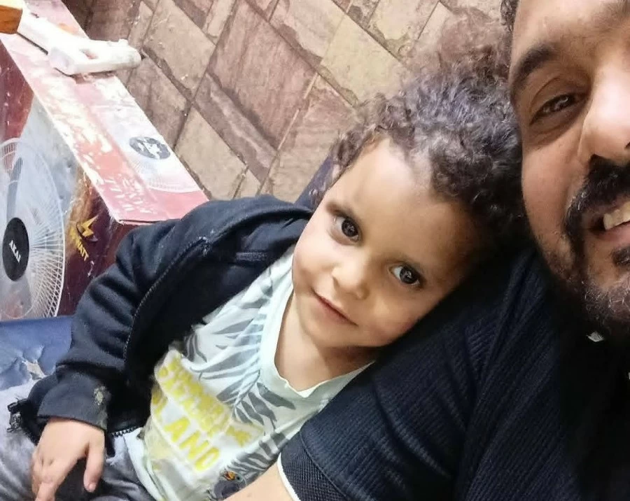 آثار ضرب على وجهها وشنطة ألعاب بجانبها.. تفاصيل مؤلمة لطفلة مصرية