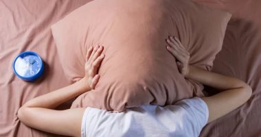 تشعر بالتعب ولا تستطيع النوم.. أسباب هذه الحالة وطرق العلاج