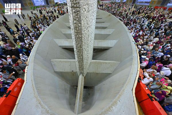 بين التكبير والدعاء.. 49 حصاة تختصر مشهد رمي الجمرات في منى