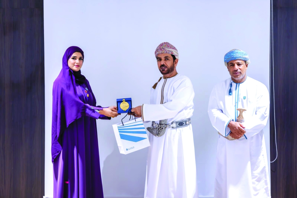 تكريم 25 من الخريجين العاملين في القطاع الصناعي بشمال الباطنة