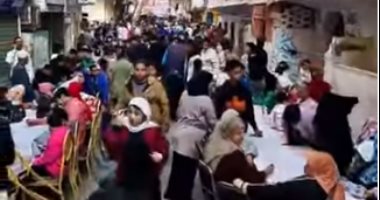 شباب المطرية ينظفون الشوارع بعد إفطار رمضان العالمي في عزبة حمادة