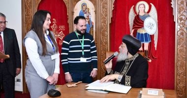 المحبة صنعت المعجزة.. البابا تواضروس يكرم فتاة تبرعت بفص الكبد وأنقذت حياة شقيق زوجها