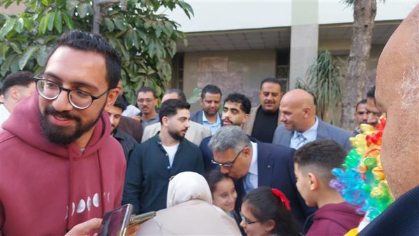 محافظ الدقهلية يشارك أطفال مستشفى جامعة المنصورة فرحتهم بعيد الفطر (صور)