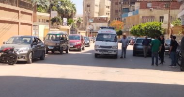 وصول سيارة إسعاف لنقل جثمان والدة الفنان أحمد حلمى من المستشفى للمسجد ببنها