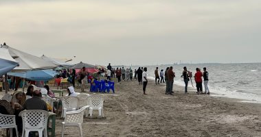 الناس نزلت الميه.. إقبال كبير على شاطئ محافظة بورسعيد