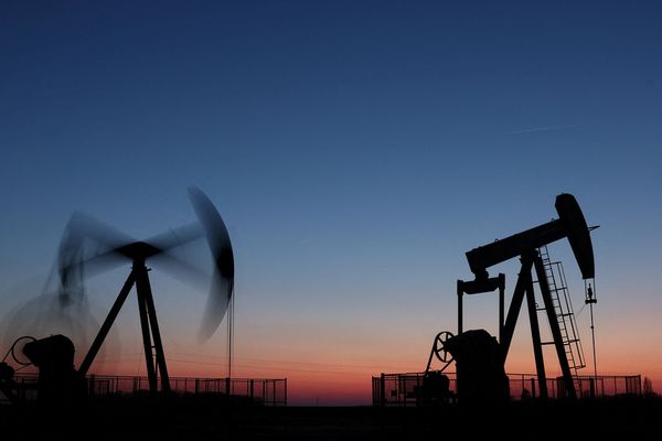 ارتفاع أسعار النفط إثر تأثر إمدادات الطاقة وتصاعد التوترات الجيوسياسية