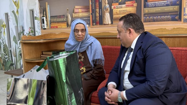 لفتة إنسانية.. عبد الغني يزور المهندسة ليلى إبراهيم ويوجه بصرف معاشها