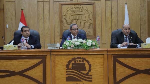 محافظ قنا:دراسة تعيين مهندس بكل وحدة قروية لمتابعة التقنين والتعديات