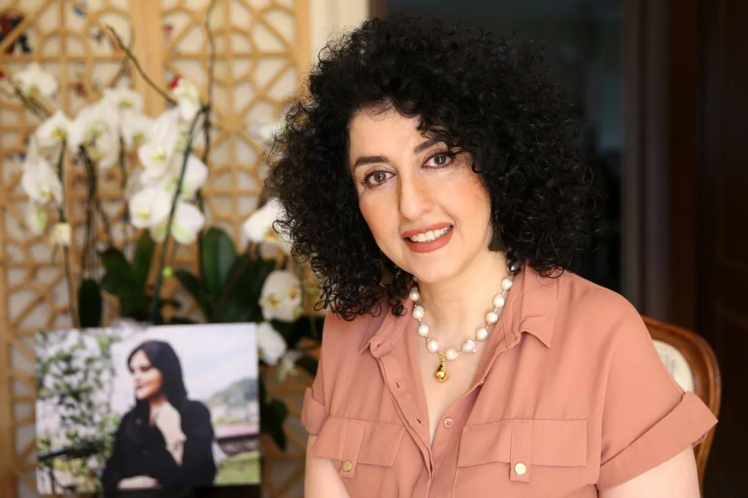 الحائزة على جائزة نوبل للسلام “نرجس محمدي” ترقد في حالة حرجة بوحدة عناية قلبية في شمال غربي إيران وعائلتها تقول إن الخطوة جاءت “متأخرة”