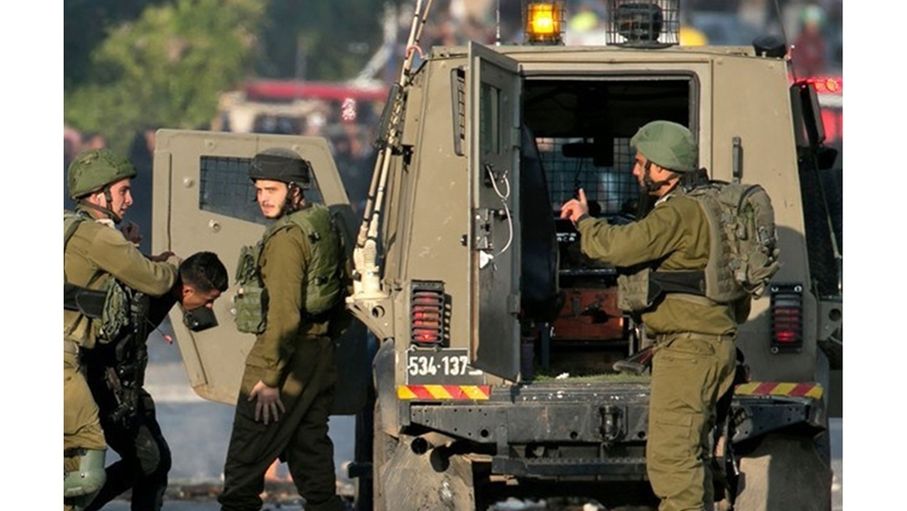 الاحتلال يعتقل فلسطينيا ومستعمرون يعتدون على ممتلكات مواطنين جنوب الخليل