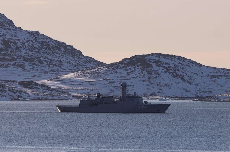 الجيش الدنماركي يجلي أحد أفراد طاقم غواصة أمريكية من مياه غرينلاند