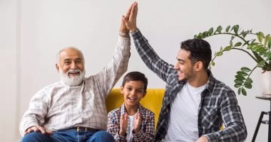 لما تبقى أب هتفهم.. 6 تفاصيل تتغير فى علاقتنا بأهلنا بعد الإنجاب