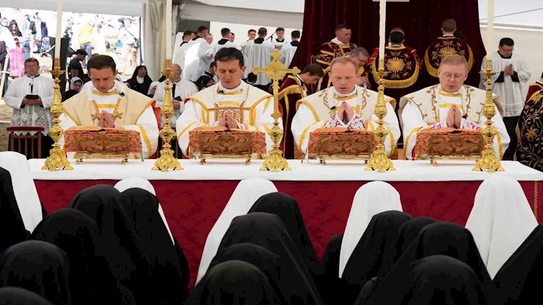 الفاتيكان يعلن انشقاق جماعة كاثوليكية ويحرم كهنتها من الكنسية