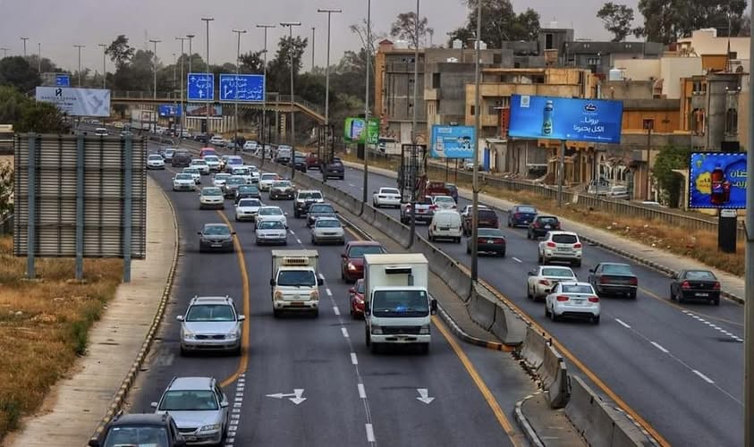 مديرية أمن طرابلس تنظم حركة مرور الشاحنات على الطريق السريع .