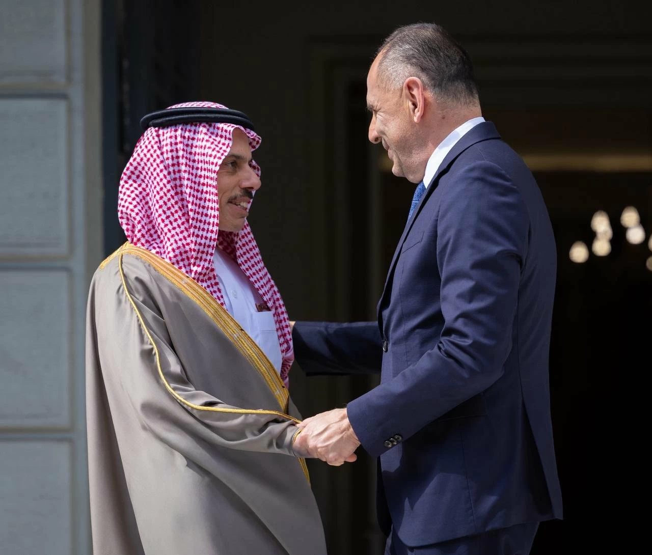 وزير الخارجية يلتقي وزير خارجية الجمهورية الهيلينية ويوقعان اتفاقية الإعفاء لحاملي الجوازات الدبلوماسية والخاصة