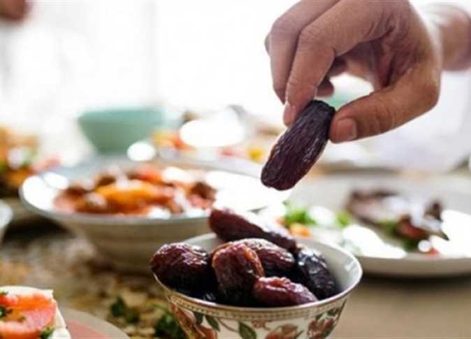 حالة وحيدة لتركه.. المفتي يوضح التصرف الشرعي حال رؤية الصائم يأكل أو يشرب ناسيا