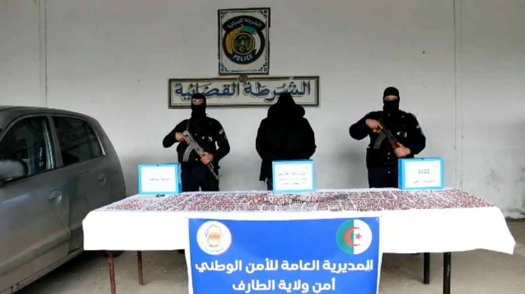 الطارف.. البياري يطيح بشبكة لترويج المهلوسات ويحجز 4122 كبسولة كانت مخبأة داخل سيارة
