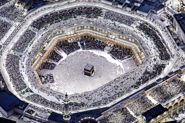 أجواء إيمانية تحتضن المسلمين في الحرمين الشريفين
