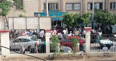 مصحوبين بدعوات أولياء الأمور.. دخول طلاب الثانوية العامة فى بنى سويف للجان