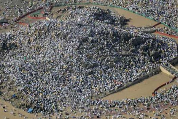 زوار بيت الله الحرام.. كيف يعيد الحج تشكيل علاقة الإنسان بمن حوله؟ (فيديو)