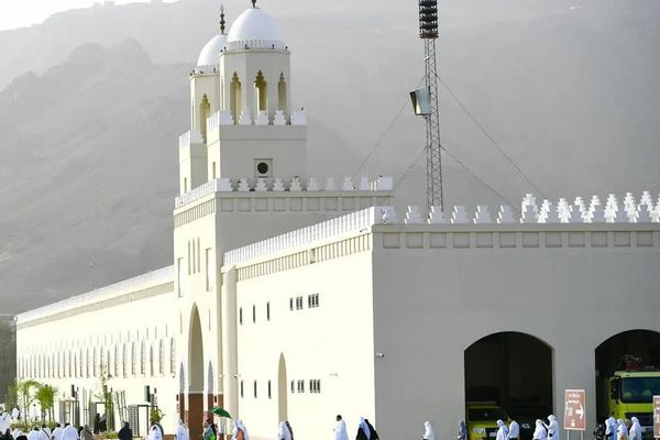 ميقات ذي الحليفة يشهد ذروة تفويج الحجاج إلى مكة