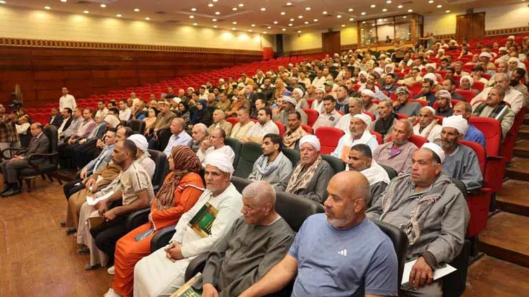 المنيا تحقق السبق الأول.. بدء تسليم عقود تقنين أراضي الدولة رسميًا (صو