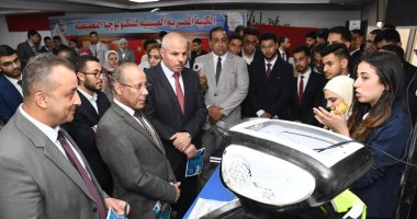 رئيس جامعة القناة يتفقد مشروع روبوت المرور الذكى