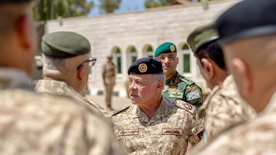 الملك يزور قيادة المنطقة العسكرية الشرقية ويشيد بجهود مرتباتها في حماية الحدود