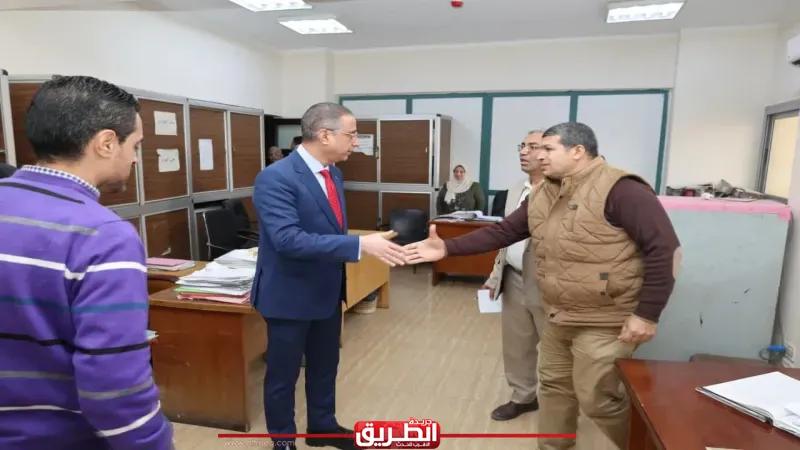 محافظ الجيزة يتفقد عددا من إدارات الديوان العام ويشدد على الانضباط وتسريع وتيرة العمل