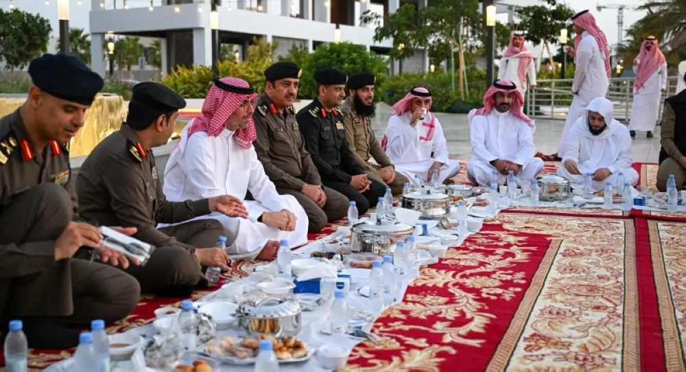 محافظ جدة يشارك القطاعات الأمنية الإفطار الرمضاني