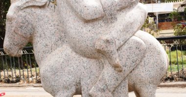 تمثال فنى لأعمال السمبوزيوم بأسوان يثير السخرية على مواقع التواصل