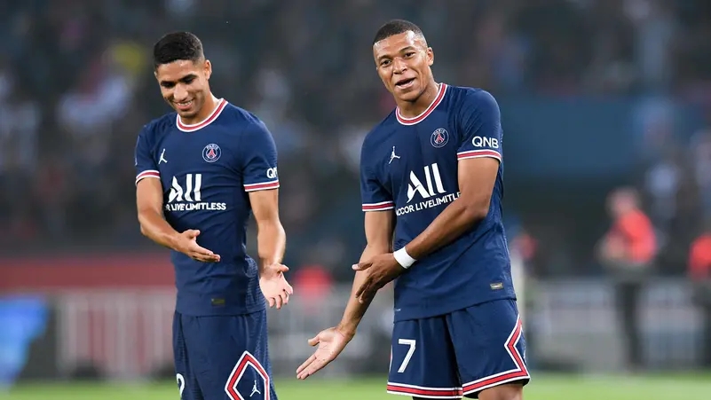 حكيمي "يلمز" صديقه مبابي: الفريق أهم من اللاعب