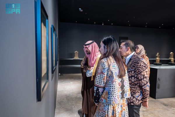 وزير الثقافة يزور متحف إندونيسيا الوطني في العاصمة جاكرتا